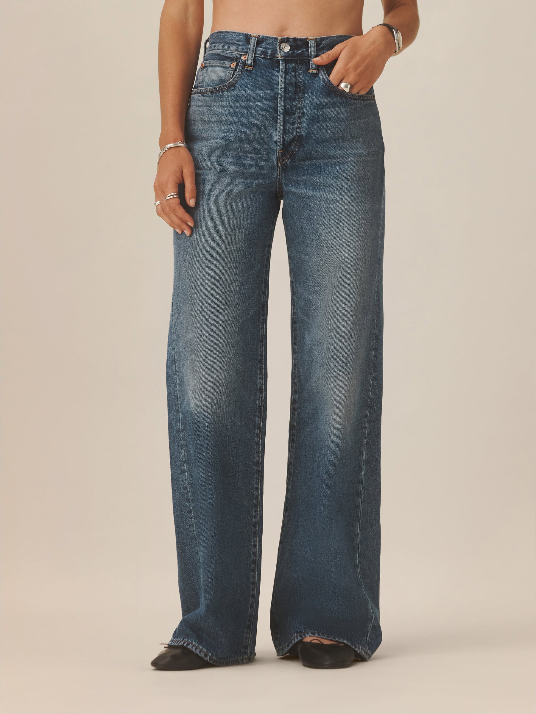 Alternative view of M083 Jet Set Jean