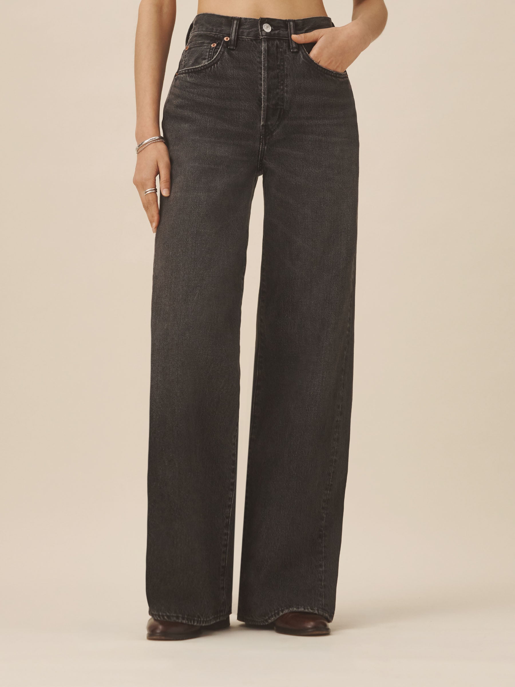 B014 Jet Set Jean - Image 3