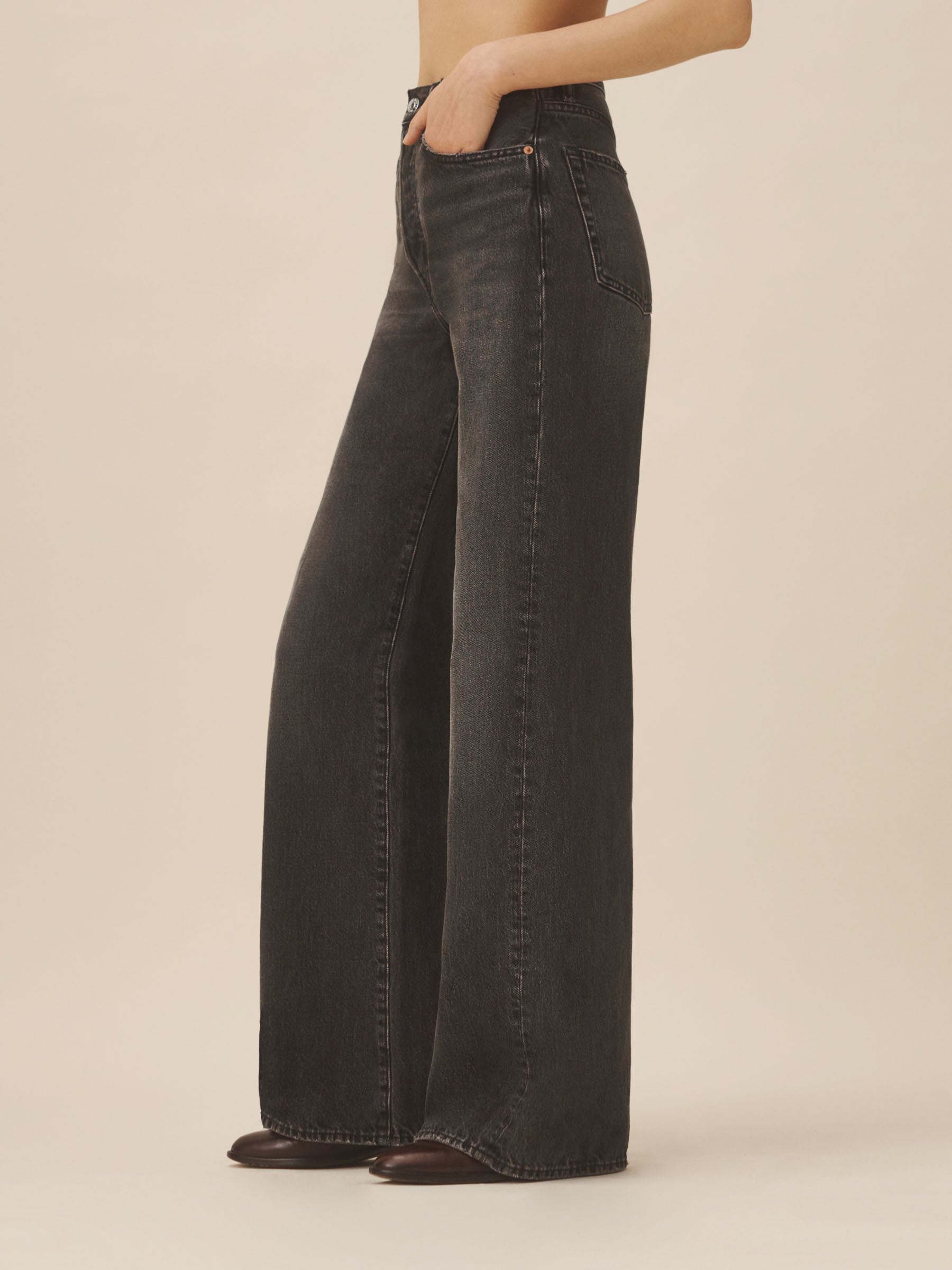 B014 Jet Set Jean - Image 5